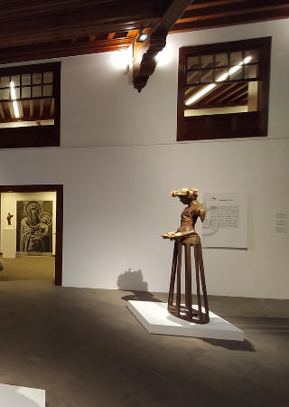 Sesión fotográfica en la casa del escultor (2005) Exposición colectiva FAVORES, PRODIGIOS Y MILAGROS, en Espacio Cultural CajaCanarias de Santa Cruz de La Palma. 2 de Noviembre de 2020 al 5 de enero de 2021