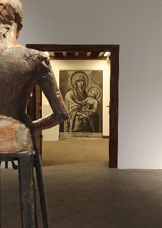 Sesión fotográfica en la casa del escultor (2005) Exposición colectiva FAVORES, PRODIGIOS Y MILAGROS, en Espacio Cultural CajaCanarias de Santa Cruz de La Palma. 2 de Noviembre de 2020 al 5 de enero de 2021