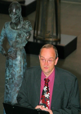 Dr. Gert Fischer en la presentación de la exposición KYRIE ELEISON en el Stadtmuseum Siegburg (Alemania), 31 de julio de 2003