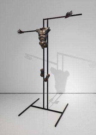 Crucificado I, terracota y hierro. 266 x 110 x 100 cm