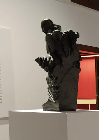 Sesión fotográfica en la casa del escultor (2005) Exposición colectiva FAVORES, PRODIGIOS Y MILAGROS, en Espacio Cultural CajaCanarias de Santa Cruz de La Palma. 2 de Noviembre de 2020 al 5 de enero de 2021