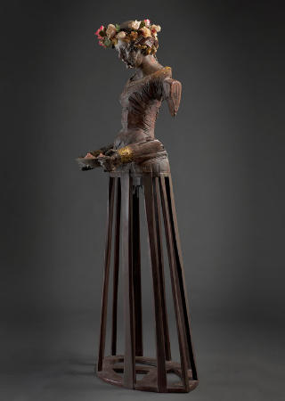 Águeda, terracota policromada, madera, flores de tela y metales, 173 x 74 (2004)
